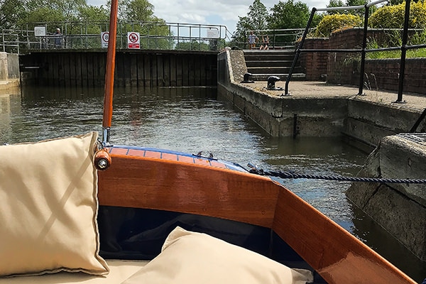 Mayfly 16 delivery through Hambleden Lock