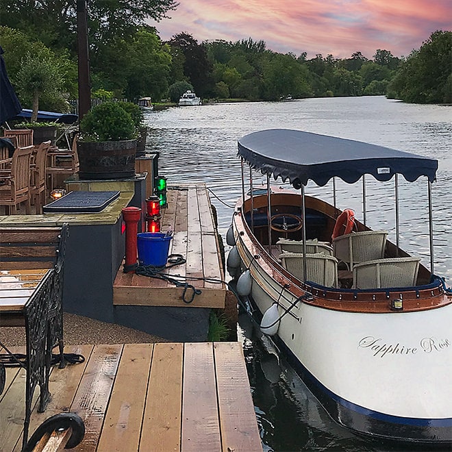 'Sapphire Rose' moored at The Beetle & Wedge in Moulsford.