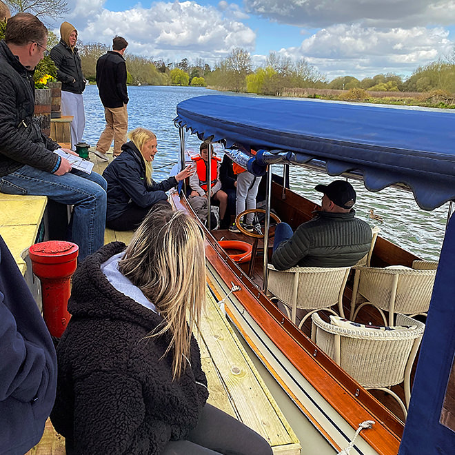 PureBoating self-drive boat hire training at The Beetle & Wedge.