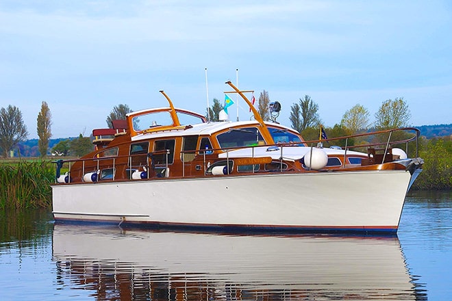 'New Venture' - a 1960s 40ft Bates Starcraft