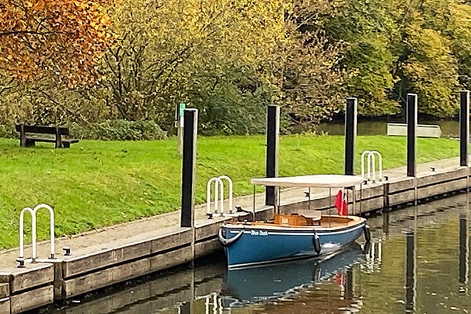 Gillian working Cookham Lock single-handed