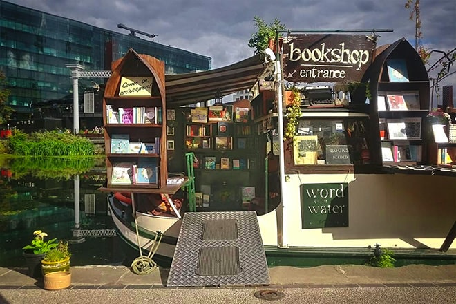 The London Bookbarge bookshop entrance
