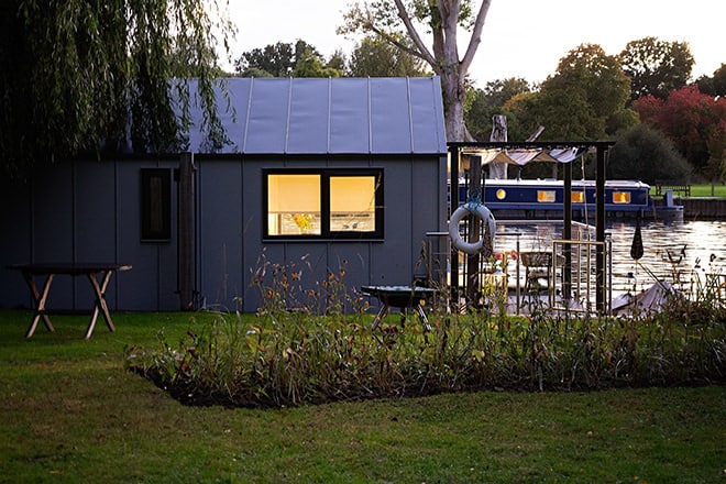 The cosy Henley Houseboat at dusk