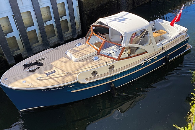 'River Breezes' - a PTS 26E (electric) in Bell Weir/Runnymede lock