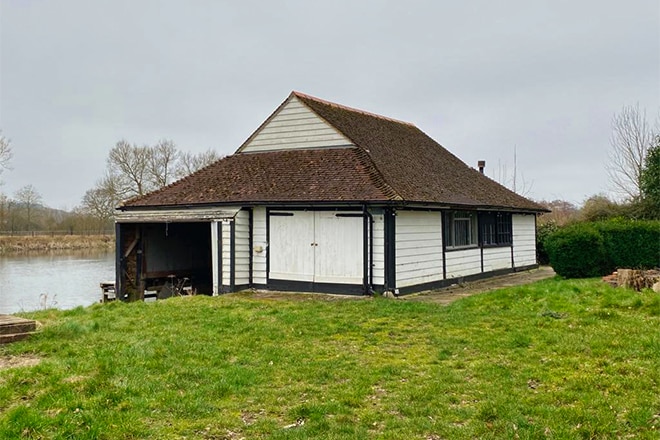 The current boathouse on the Sheepwash Lane plot in Whitchurch, Oxfordshire.