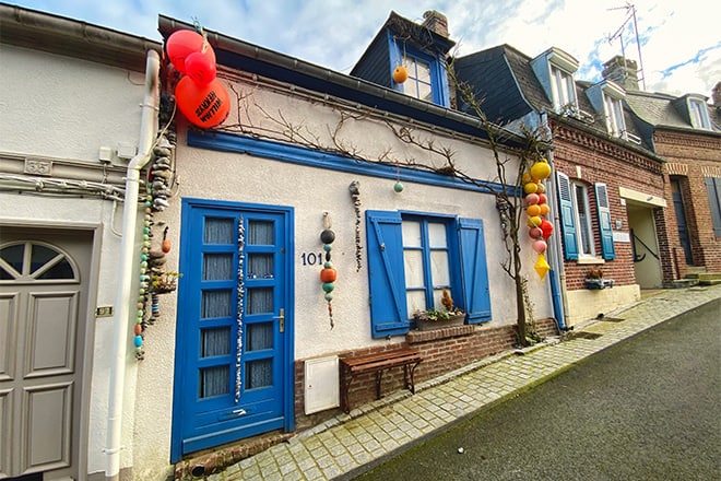 Located on the banks of the river Somme, the owners of this humble abode in Saint Valéry embrace the nautical theme.