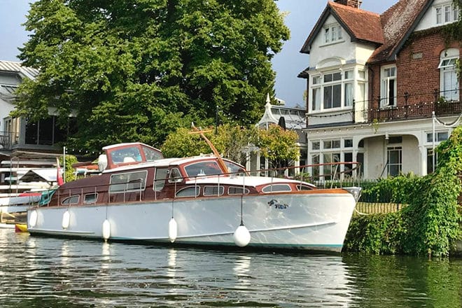 "Sunstar" - As one of the largest Starcraft existing and probably the only one with both a flybridge and an aft cockpit, this great motor cruiser is the flagship of the Bates Starcraft fleet (possibly a prime mid-Thames mooring available by separate negotiation).