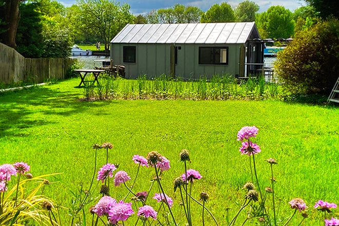 'The Henley Houseboat' at 'Ondine' can be booked for short stays through Canopy & Stars
www.canopyandstars.co.uk
(from April - December)