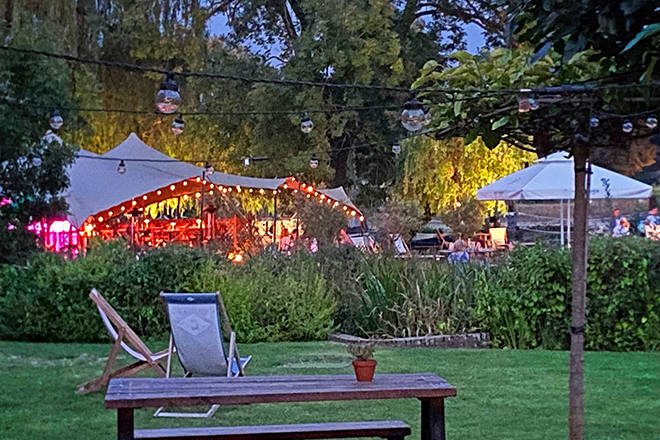 A beautiful evening at The Swan at Streatley with a view on their inviting lobster bar