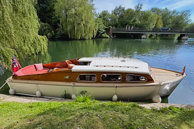 Currently for sale through HSC:
'Hunter' - a unique 1960 27ft Bates Starcraft